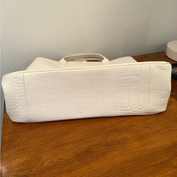 Long Champ Elegant White Crocodile-Embossed Tote Bag - Picture 4 of 9